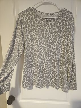 White Mark Women's Long-Sleeve Gray Leopard Print Top